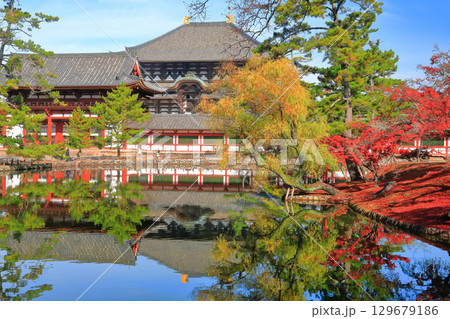 【奈良県】シンメトリーな東大寺と紅葉(大仏殿と中門) 【奈良県】シンメトリーな東大寺と紅葉(大仏殿と中門) 129679186