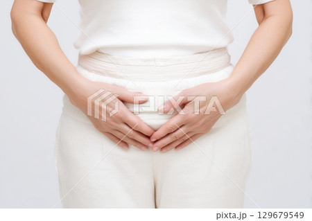 尿漏れや更年期障害を意識する女性の姿 129679549