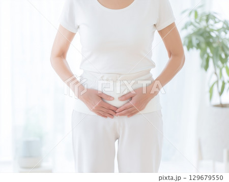 尿トラブルや健康管理を意識する中高年女性 129679550