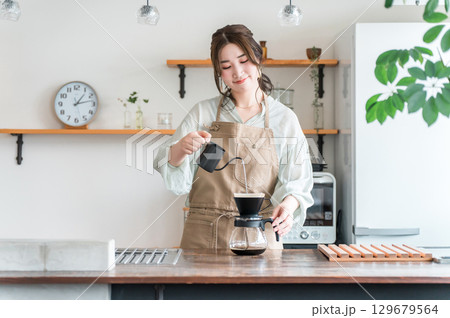 キッチン・カフェでコーヒーをいれる女性(コーヒーソムリエ,バリスタ,コーヒーインストラクター) キッチン・カフェでコーヒーをいれる女性(コーヒーソムリエ,バリスタ,コーヒーインストラクター) 129679564