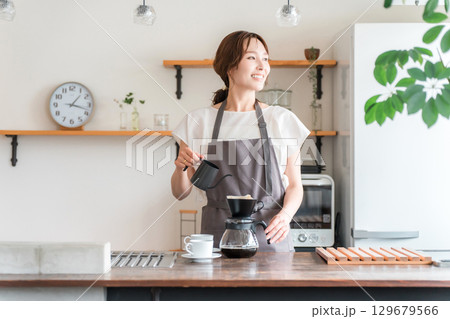 キッチン・カフェでコーヒーをいれる女性（コーヒーソムリエ,バリスタ,コーヒーインストラクター） 129679566