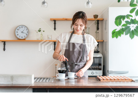 キッチン・カフェでコーヒーをいれる女性（コーヒーソムリエ,バリスタ,コーヒーインストラクター） 129679567