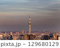 夕暮れの東京スカイツリーと都市風景 129680129