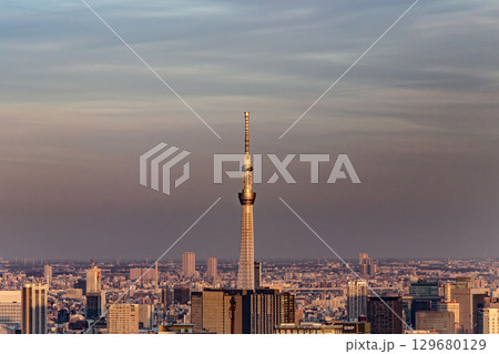 夕暮れの東京スカイツリーと都市風景 夕暮れの東京スカイツリーと都市風景 129680129