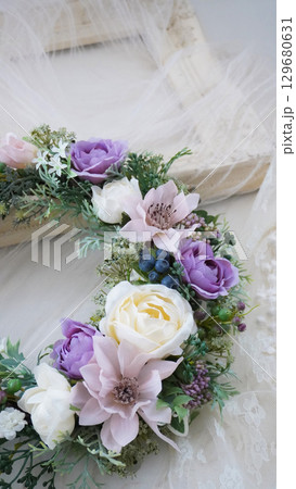 レース布の上に置かれた白と紫の花のリース レース布の上に置かれた白と紫の花のリース 129680631