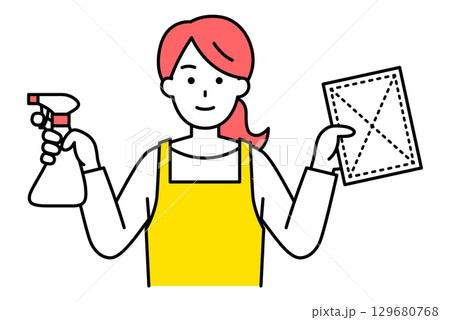スプレー洗剤と雑巾を持つエプロン姿の女性 129680768