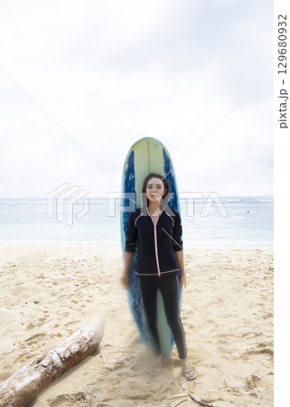 サーフボードと女性 129680932