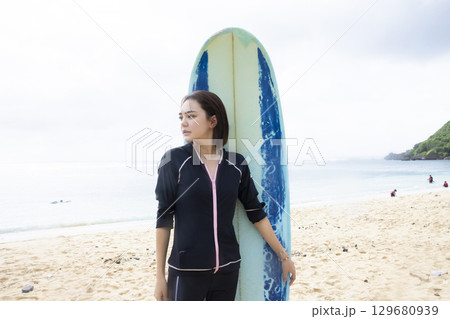サーフボードと女性 129680939