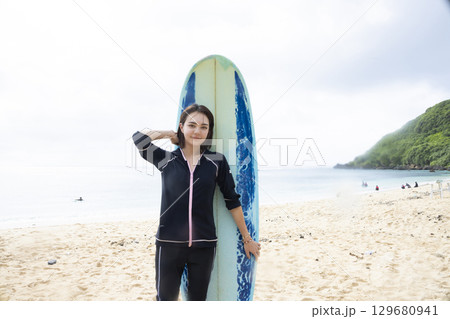 サーフボードと女性 129680941