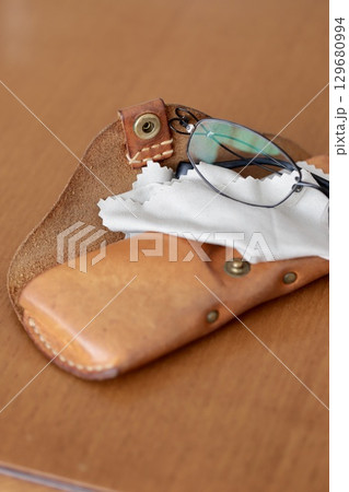 老眼鏡と経年劣化した本革メガネケース 129680994