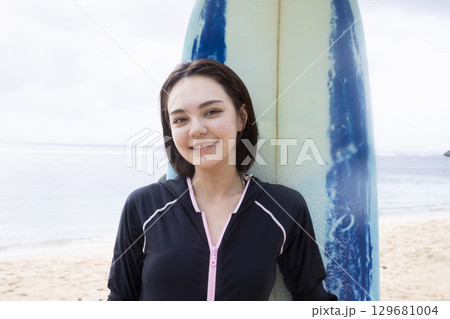 サーフボードと女性 129681004
