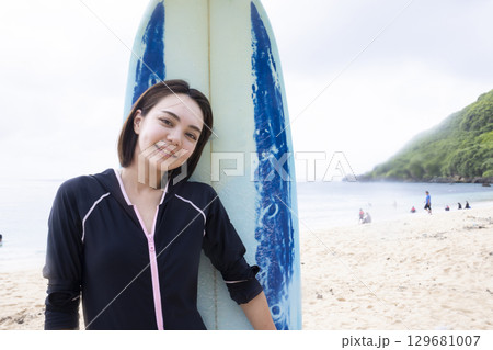サーフボードと女性 サーフボードと女性 129681007