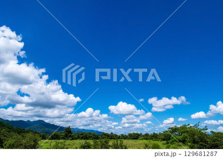 気持ちいい青空と緑地の風景【風景・背景素材】 129681287
