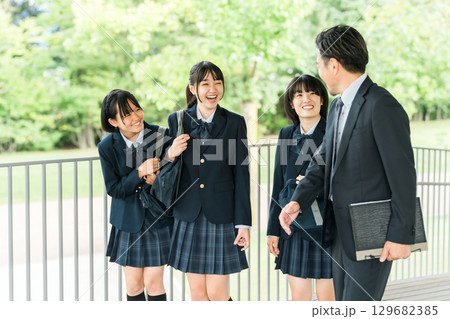校舎の廊下で生徒と会話する男性教師と中学生,高校生,女子,学生,女子高生（受験,成績） 129682385