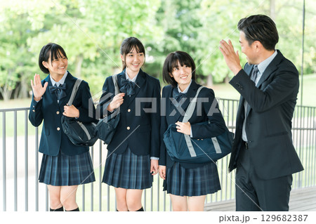 校舎の廊下で生徒と会話する男性教師と中学生,高校生,女子,学生,女子高生(受験,成績) 校舎の廊下で生徒と会話する男性教師と中学生,高校生,女子,学生,女子高生(受験,成績) 129682387