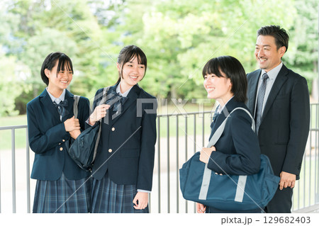 校舎の廊下で生徒と会話する男性教師と中学生,高校生,女子,学生,女子高生（受験,成績） 129682403