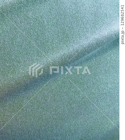 光沢のあるドレープのカーテンのしわのある水色の柔らかい布テクスチャ生地背景素材 129682541