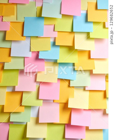 壁一面に貼られたポストイット 129682652
