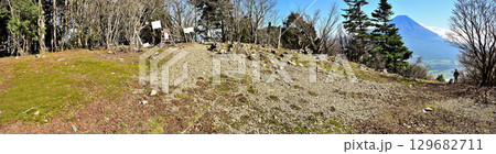 天子山地の毛無山山頂より望む富士山　パノラマ写真 129682711