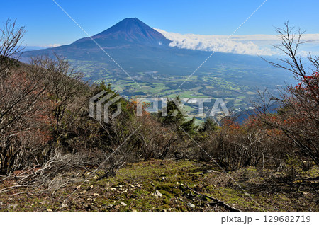 天子山地 日本二百名山の毛無山山頂より望む富士山 天子山地 日本二百名山の毛無山山頂より望む富士山 129682719