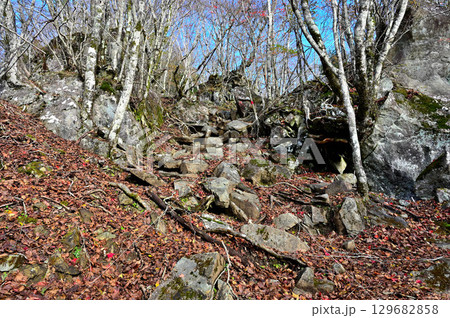 天子山地の毛無山 毛無山ルートの岩場の登山道 天子山地の毛無山 毛無山ルートの岩場の登山道 129682858