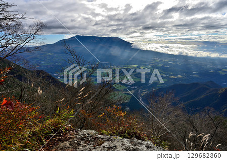 天子山地の毛無山　富士山展望台からの薄明光線 129682860