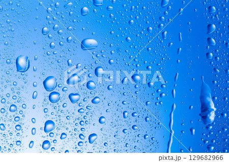 ガラスの表面についた水滴. 129682966
