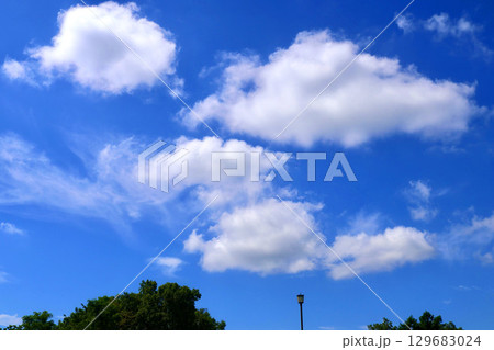 青空と雲 ・北海道の空(北海道・洞爺湖町) 青空と雲 ・北海道の空(北海道・洞爺湖町) 129683024