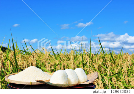 秋の田んぼと新米のおにぎり 129683083
