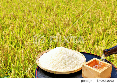 秋の田んぼ　新米と日本酒 129683098