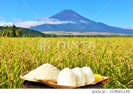 秋の田んぼと新米のおにぎり そして富士山 秋の田んぼと新米のおにぎり そして富士山 129683148