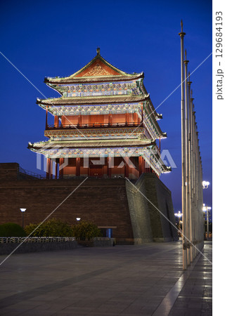 Night view of Zhengyangmen gate in the south of Tiananmen Square in Beijing, China 129684193