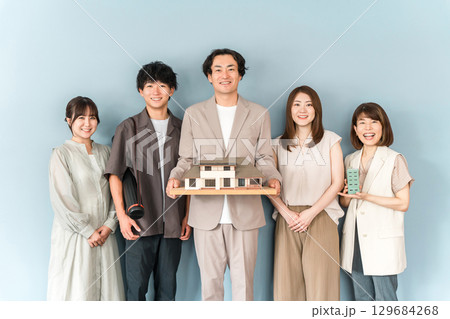 建築模型,住宅模型を持つハウスメーカー,設計事務所,工務店の男女スタッフ 建築模型,住宅模型を持つハウスメーカー,設計事務所,工務店の男女スタッフ 129684268