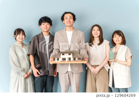 建築模型,住宅模型を持つハウスメーカー,設計事務所,工務店の男女スタッフ 129684269