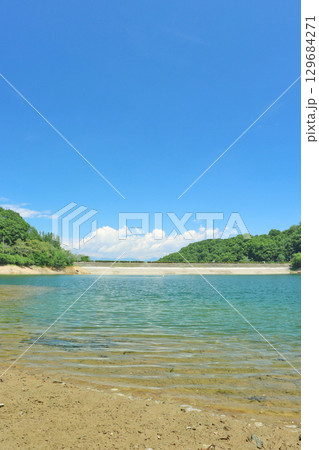 真夏の大塩湖（縦）　〜透き通る湖水と煌めく水面〜 129684271