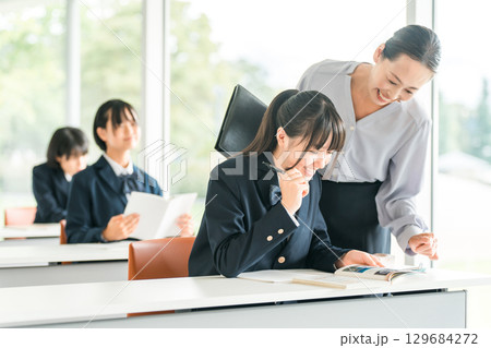 夏期講習,冬季講習,授業,塾で先生,講師,教師から教わる中学生,高校生,女子高生(笑顔) 夏期講習,冬季講習,授業,塾で先生,講師,教師から教わる中学生,高校生,女子高生(笑顔) 129684272