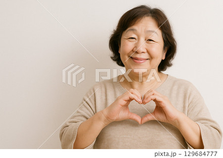 手でハートマークを作る愛情表現 129684777