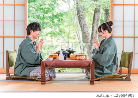 旅館で懐石料理・食事を楽しむ夫婦・カップル(グルメ・部屋食・懐石料理・御膳・贅沢) 旅館で懐石料理・食事を楽しむ夫婦・カップル(グルメ・部屋食・懐石料理・御膳・贅沢) 129684908