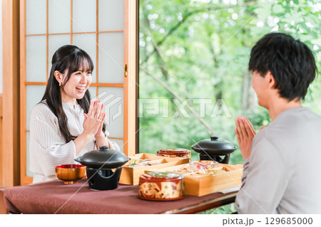 旅館で会席料理を楽しむ夫婦・カップル（部屋食・懐石料理・御膳・贅沢） 129685000
