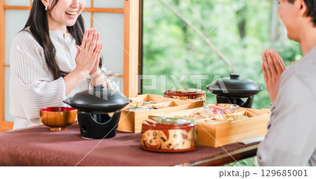 旅館で会席料理を楽しむ夫婦・カップル（部屋食・懐石料理・御膳・贅沢） 129685001
