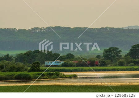 夕焼けのころの釧網線 129685128