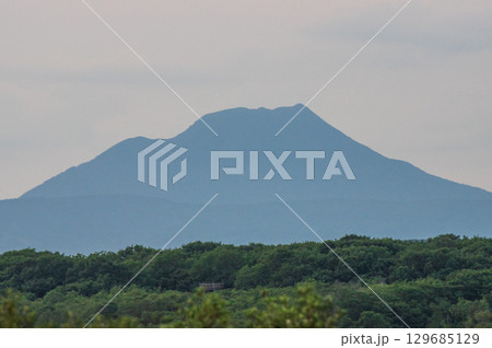 夕焼け雲と雄阿寒岳のシルエット 129685129