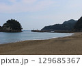 静かにたたずむ夏の海岸 129685367