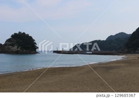 静かにたたずむ夏の海岸 129685367