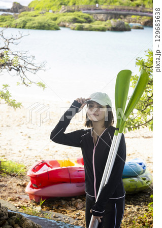 カヤックを楽しむかわいい女性 カヤックを楽しむかわいい女性 129685638