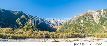 「長野県」秋の美しい上高地の風景 129685646