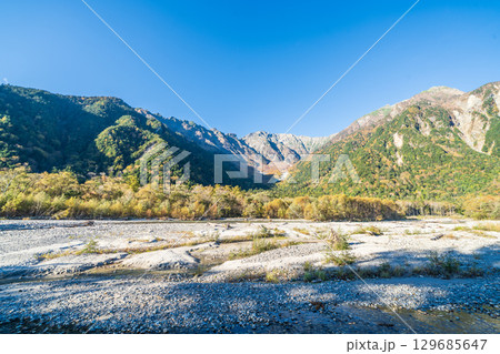 「長野県」秋の美しい上高地の風景 129685647