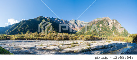 「長野県」秋の美しい上高地の風景 129685648