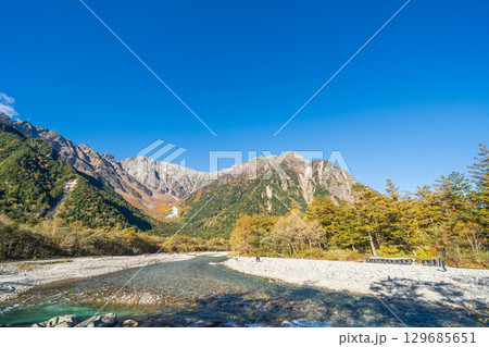 「長野県」秋の美しい上高地の風景 129685651