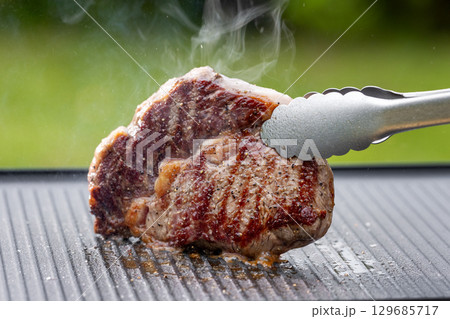 freshly grilled beef ribeye steak 129685717